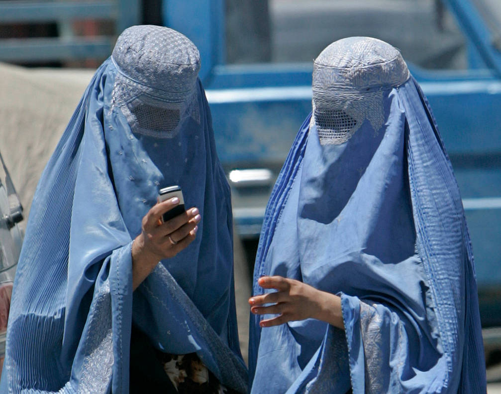 Без паранджи. Чадра паранджа хиджаб. Бурка чадра. Паранджа бурка Афганистан. Бухара паранджа.