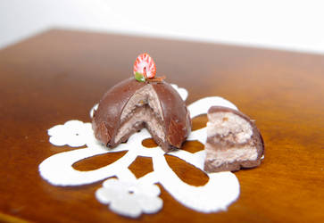 Chocolate layered dome cake - Miniature
