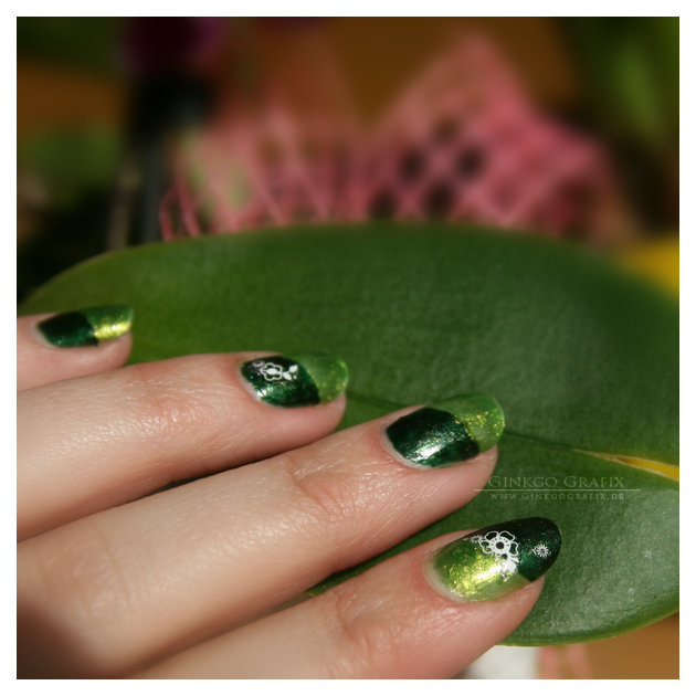 Nail Art: Green Flower