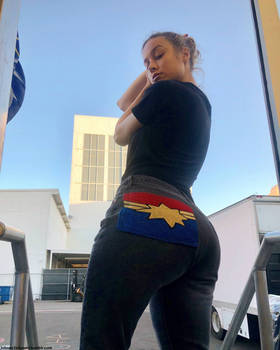 Brie Larson Captain Marvel jeans