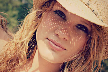 Freckles by laceriselolita