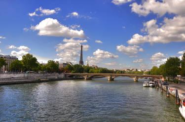 Tour Eiffel at a distance.