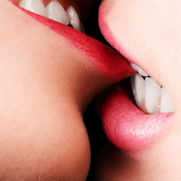 Пошлости любимому. Девушка целует девушку с языком. Поцелуй картинки. Сочный поцелуй с языком. Сочный поцелуй девушек.