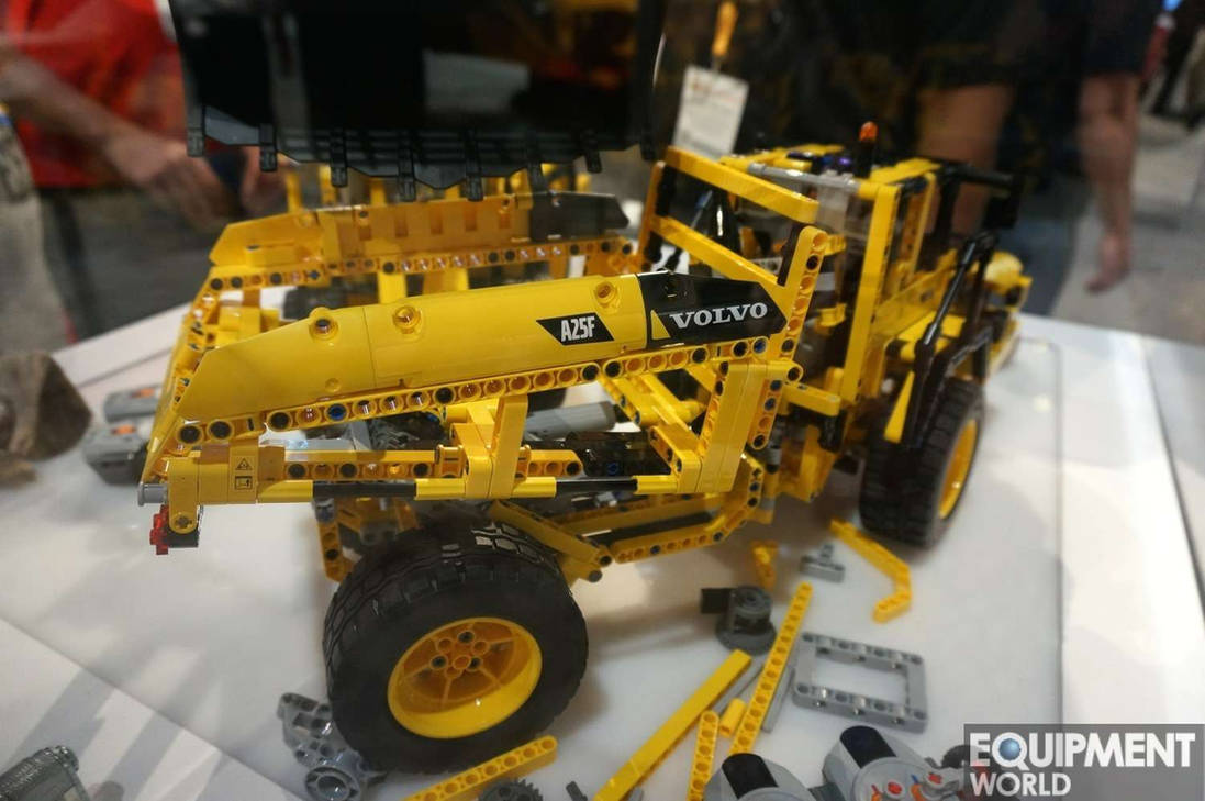 Technic 42030 Volvo L350F Front End by ryanthescooterguy on