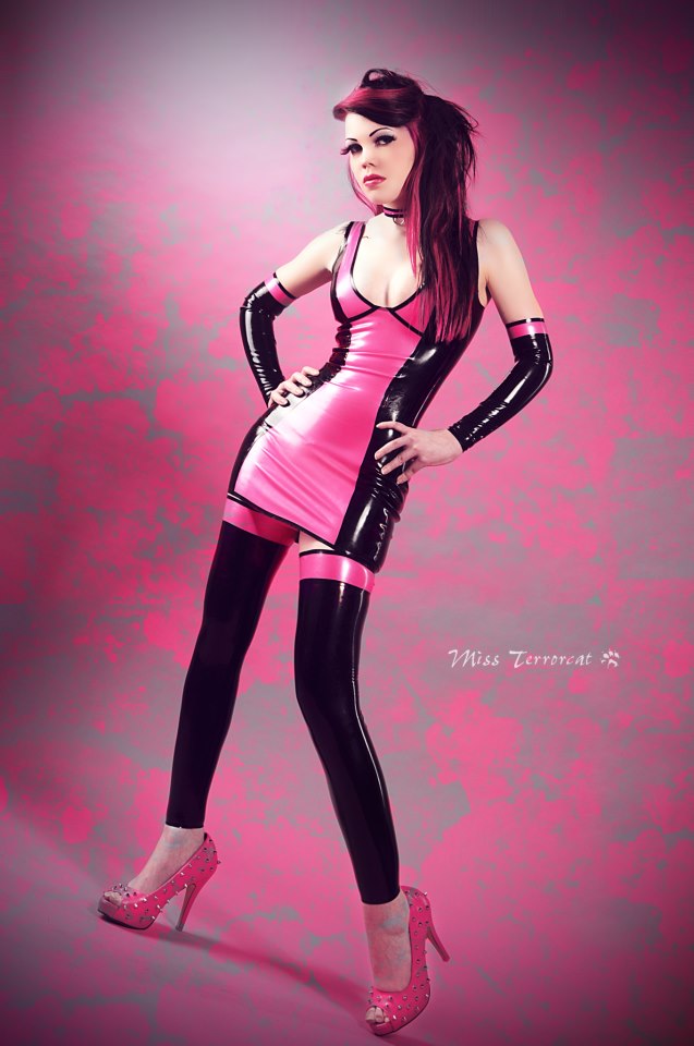 Model TerrorCat Latex-Dress (pink-black)