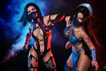 Kitana and Mileena Mortal Kombat cosplay