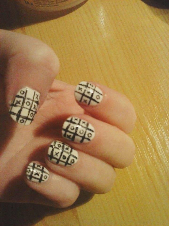 Tic-tac-toe nail art