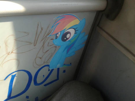 Rainbow Dash stiker in bus