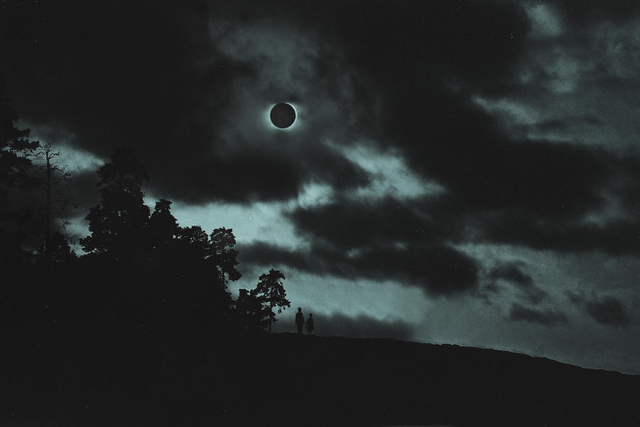 Black moon s. Черная Луна. Черная Луна фото. Черная Луна явление. Чёрная Луна (2020).