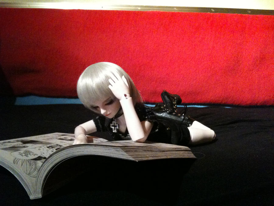 Reading manga by Subetsurana on DeviantArt