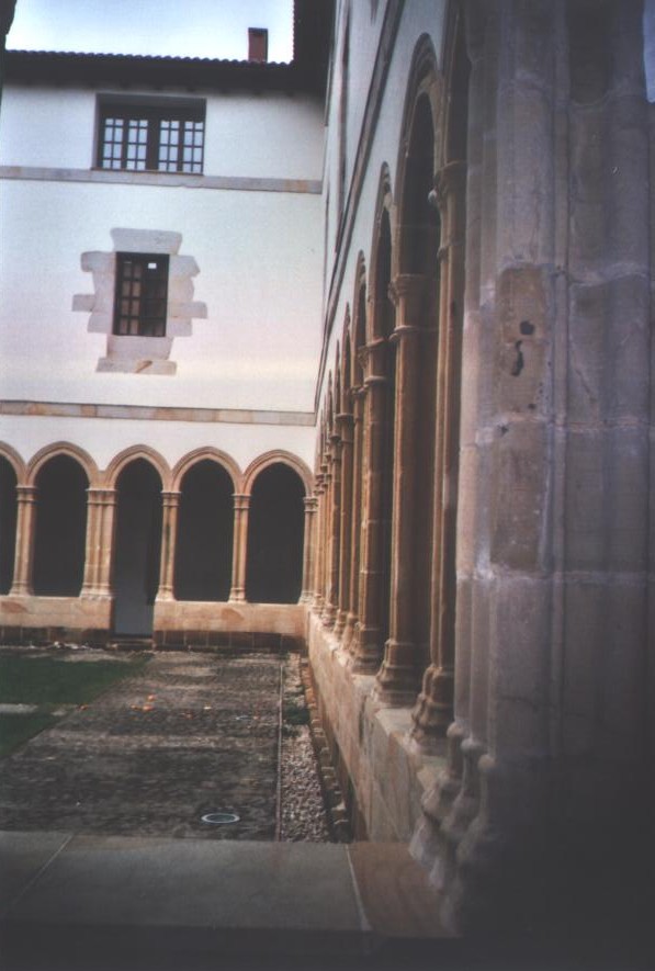 Bermeo romanic cloister 2