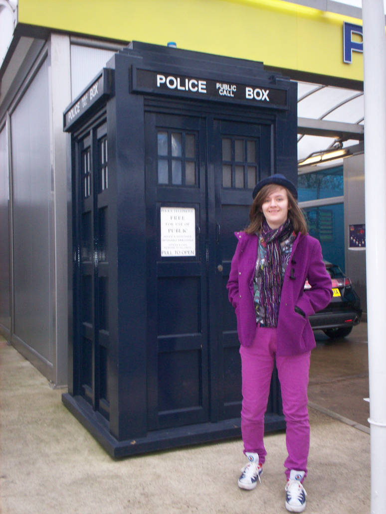Lookey, it's the TARDIS by Holsmetree