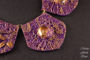 Purple and gold necklace, details