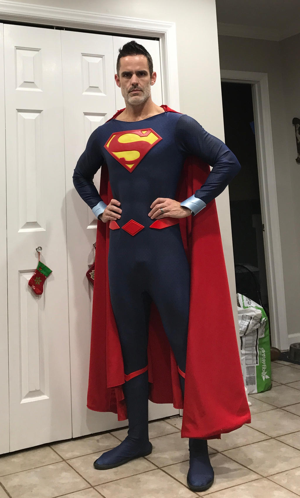 Ага супер. Супер костюм. Костюм Супермена. Костюм супергероя. Костюм супергероя мужской.