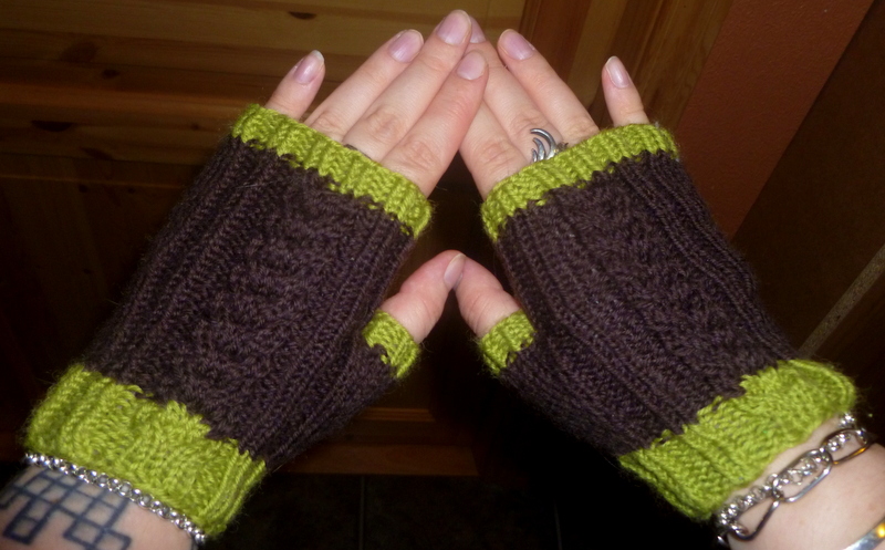 Scrap yarn cable mittlets