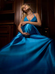 Pregnant Alla in blue dress