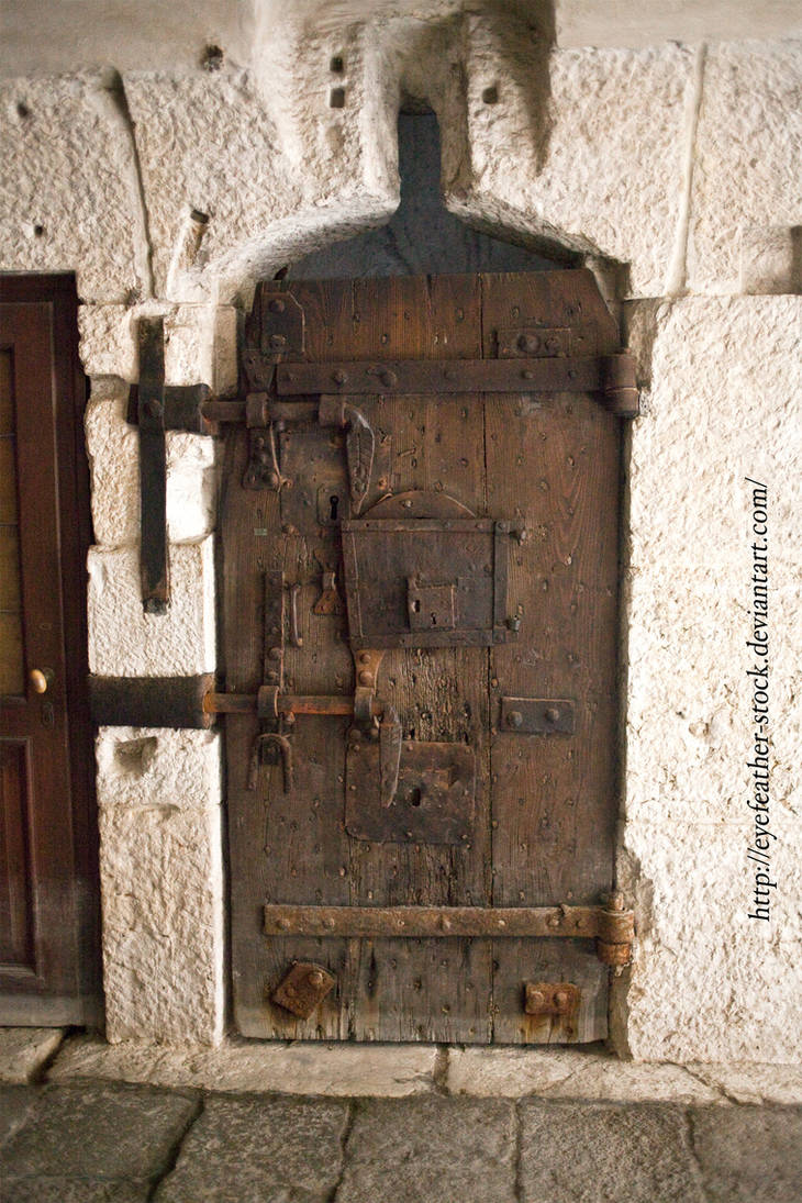 Откройте запечатанную дверь фонтейн. Дверные замки средневековья. Средневековые двери в замках. Старинные двери в замках. Замок для двери.