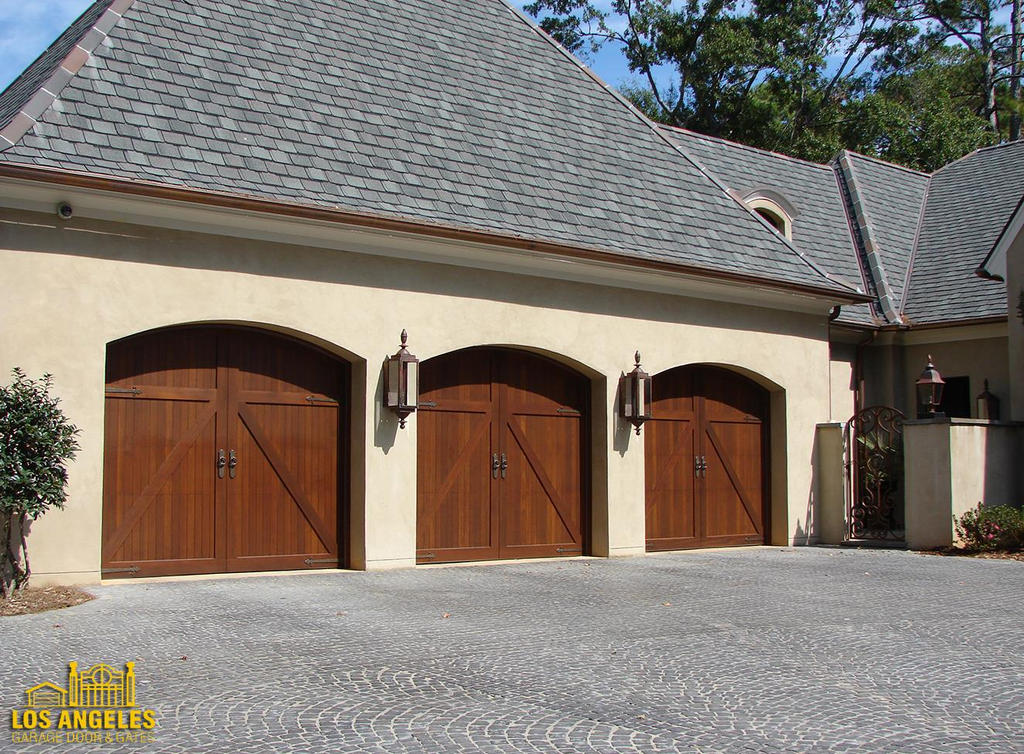 Сток гараж. Гараж. Красивый гараж. Гаражные ворота в частном доме. Красивый гараж снаружи.