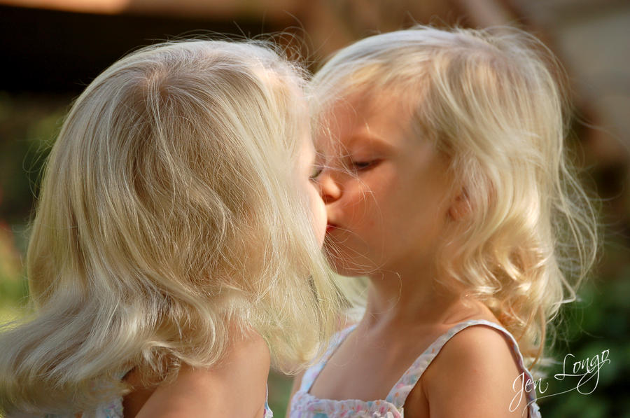 French sisters. Малыши лесбияночки. Маленькие детки лесбияночки. Французский поцелуй детей. Лесби с детскими лицами.
