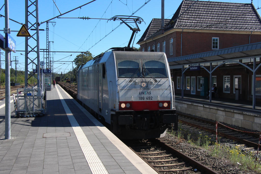 Lineas 186-492 with Volvo container train.