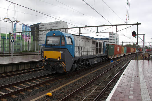 RF G2000 1384 with container train.