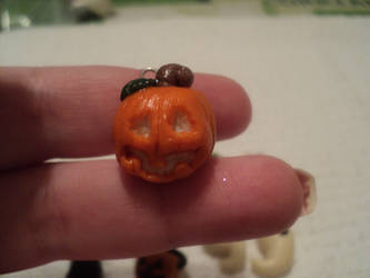 Jack-o-lantern charm