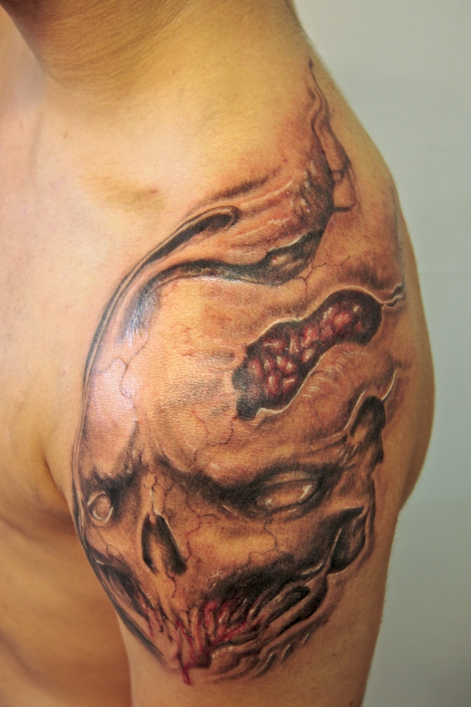 skullthing on shoulder