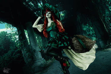 Poison Ivy Witch Cosplay Photo 2/3