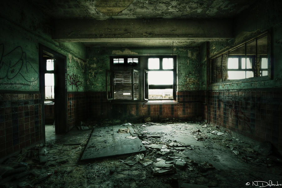 Decaying Room