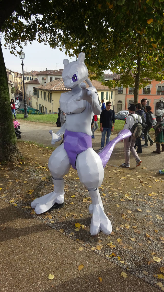 Mew and Mewtwo cosplay each other