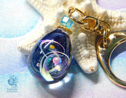 The cosmos in the small egg - Resin keychain