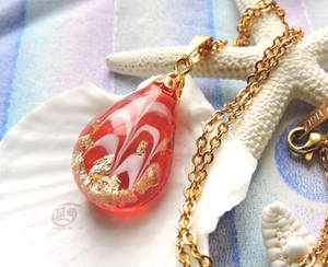 Red and white marbling pendant