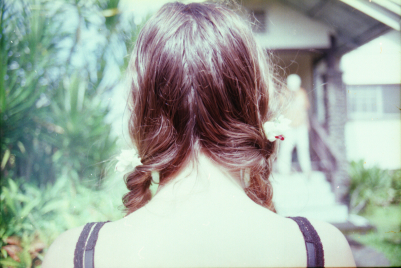 de fleurs dans les cheveux