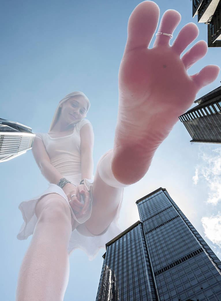 Giantess Kaylee aka Xomaddy by MassiveMoments on DeviantArt