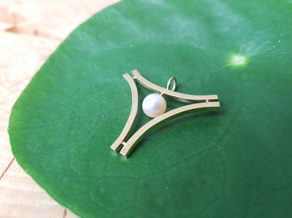 14 karat gold pendant with pearl