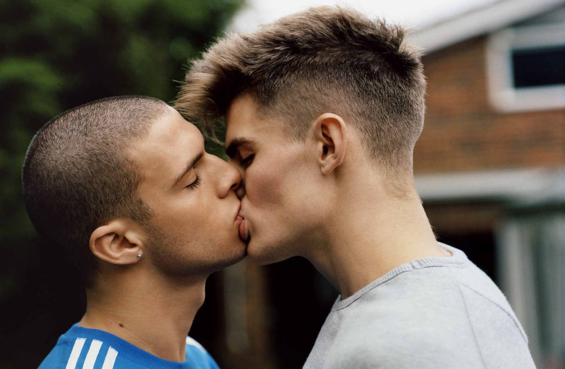 Мужчины имеют друг друга. Мужчины целуются. Поцелуй двух мужчин. Однополый поцелуй. Парень целует парня.