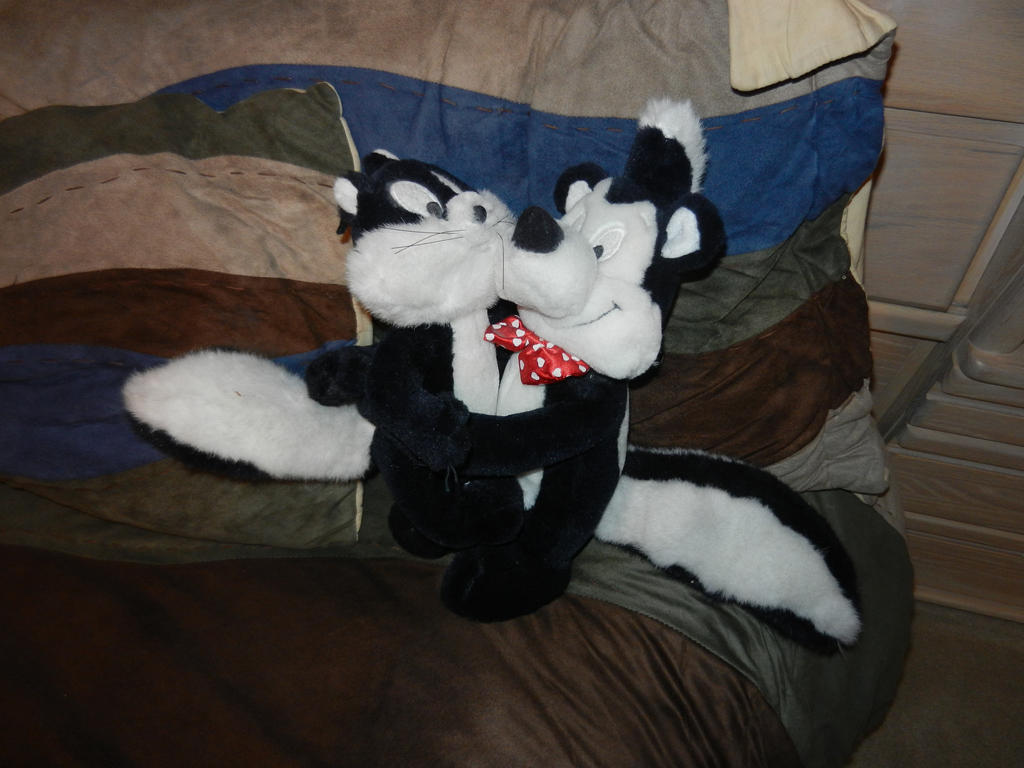 Pepe Le Pew/Penelope Cat hugging plush doll combo