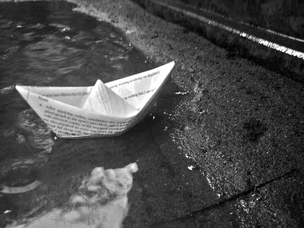 Кораблик из бумаги я по ручью. Бумажный кораблик. Маленький бумажный кораблик. Бумажный кораблик в луже. Бумажный кораблик в ручье.