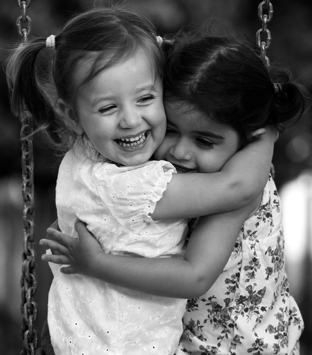 Я твоя сестренка мы как два. Маленькие подружки. В объятиях сестры. Девочка обнимает девочку. Маленькие девочки подружки.