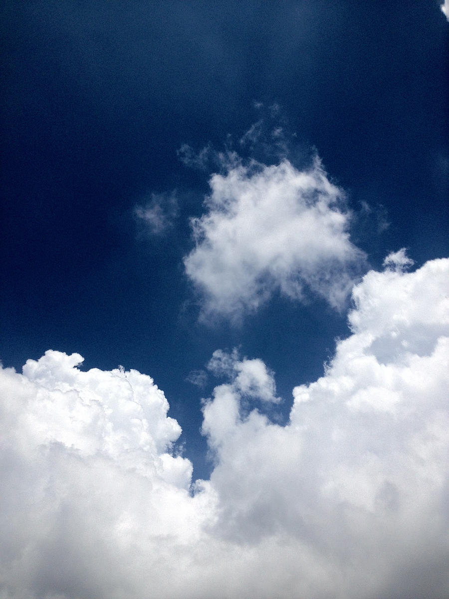 iPhone Wallpaper Deep blue sky