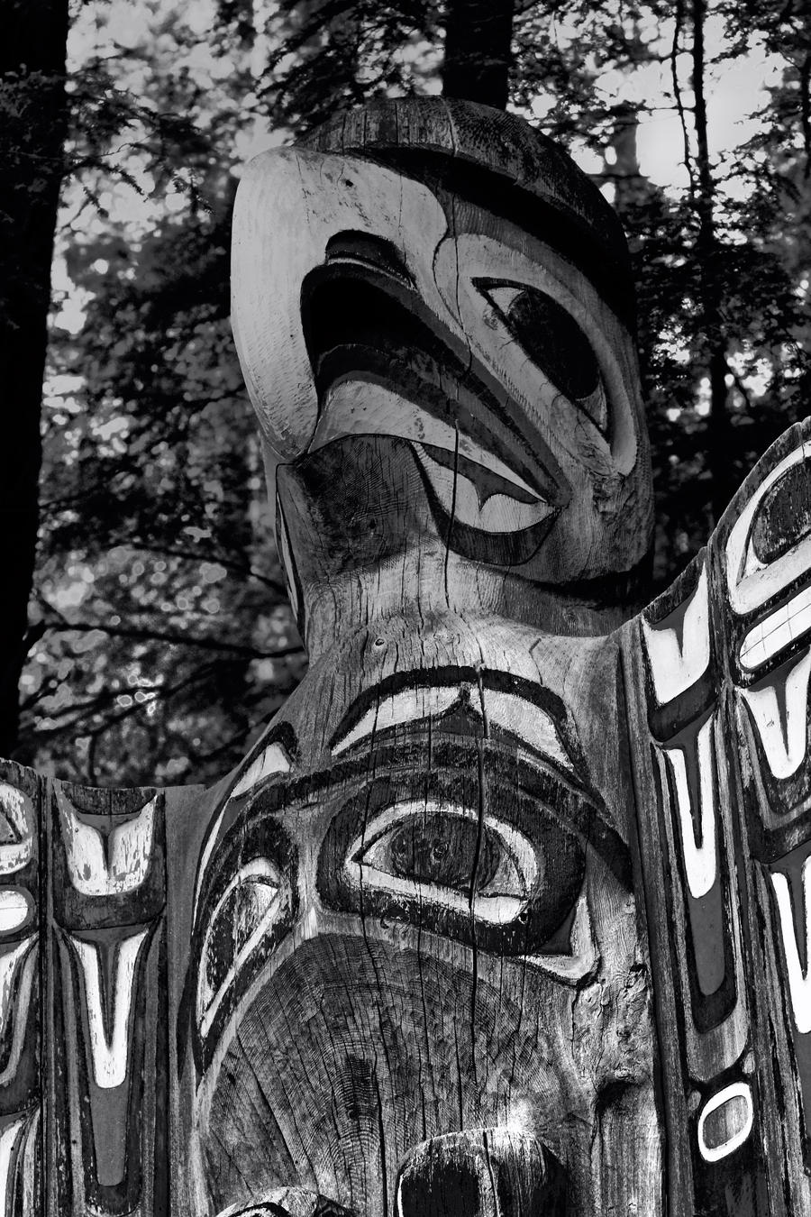 Eagle Totem Pole Black-White