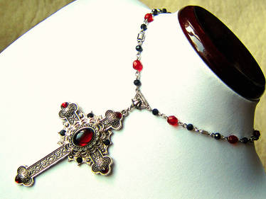 Lucrezia - Renaissance / Gothic cross necklace