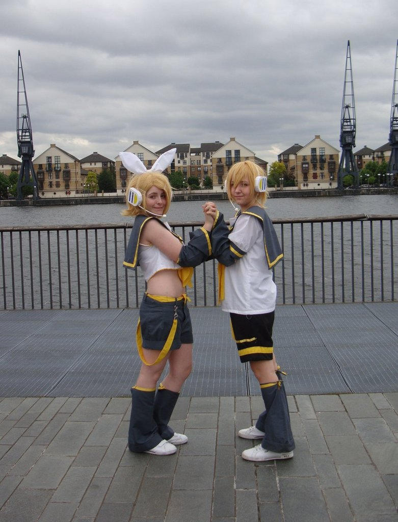 Len And Ryn Len and Rin Stand Together by PopTheWeasel616 on DeviantArt