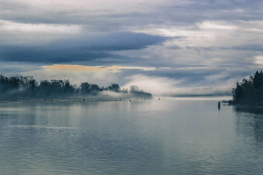 Fog rolls cross the river