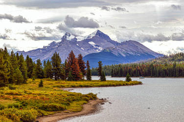 Maligne Lake by dashakern