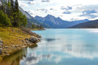 Maligne Lake by dashakern