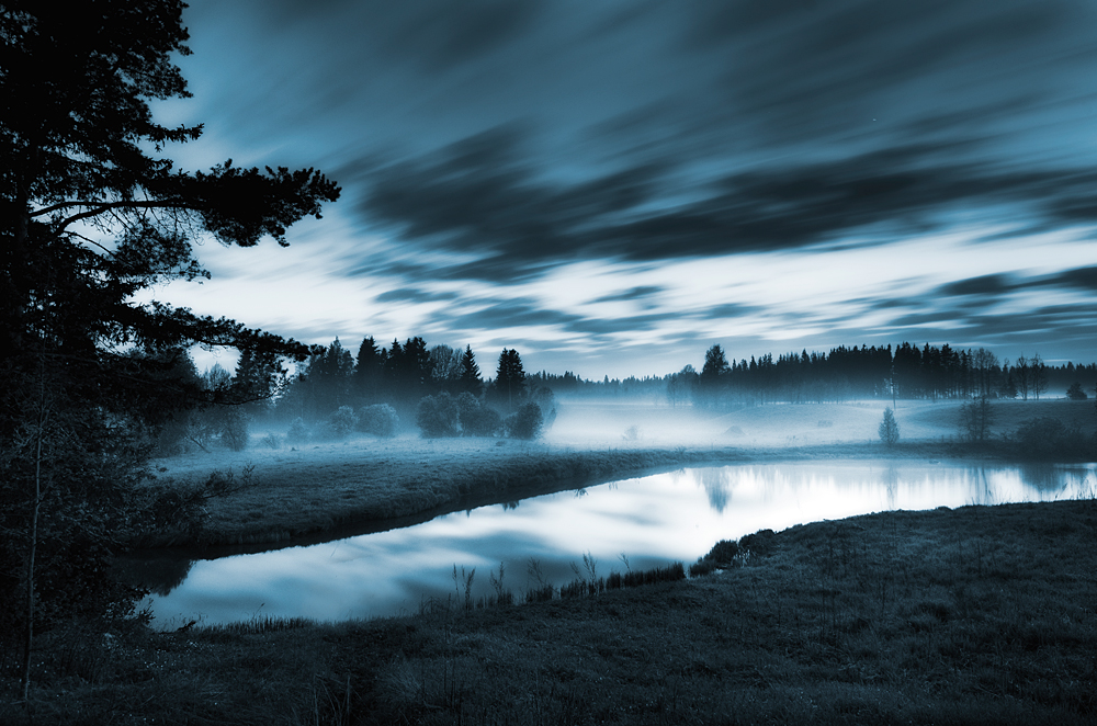 Ночь реки вышли. Ночь река лес. Озеро ночью. Река ночью. Ночная река в лесу.