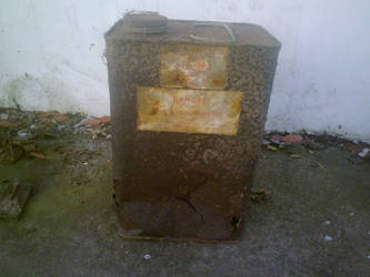 Old gas can - Front