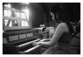2024-135 She makes the organ dance