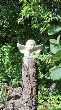 2026-05-09 Beeldje Engeltje Op Mooie Houten Paal